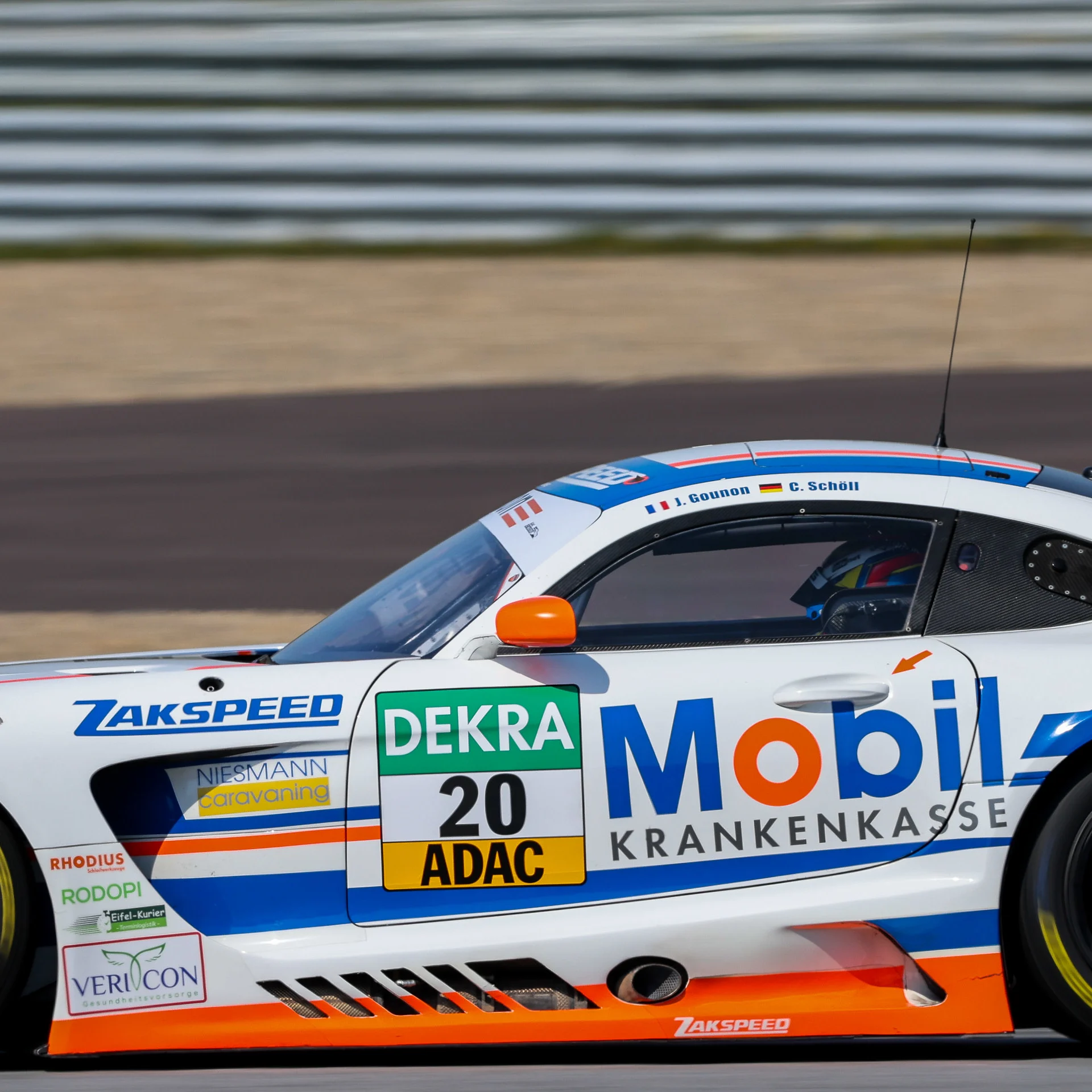 Detailaufnahme des Mercedes-AMG GT3 mit dem Eifel-Kurier Logo auf der Fahrzeugseite