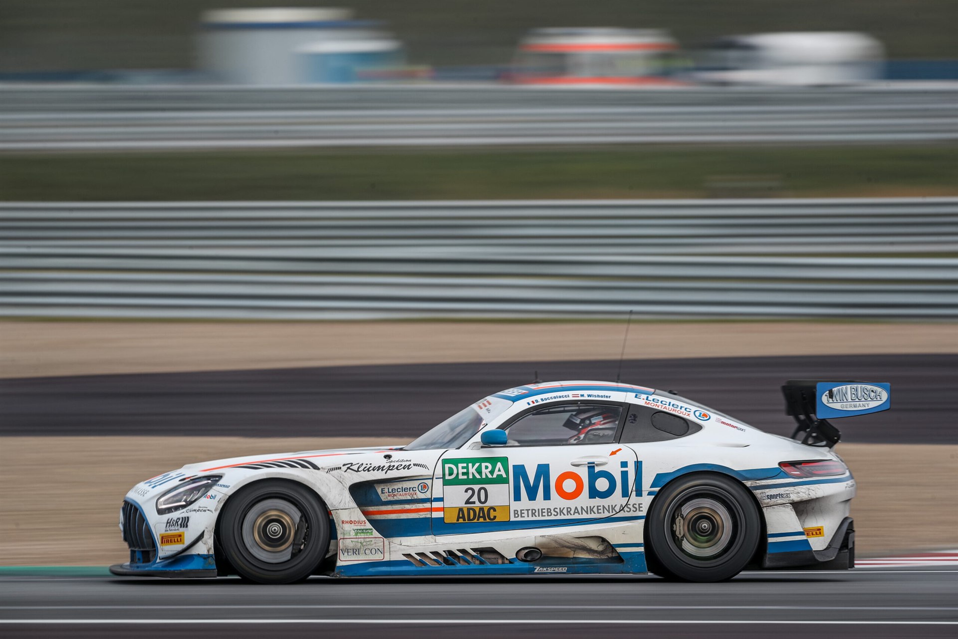 Mercedes-AMG GT3 in voller Fahrt auf der Rennstrecke – Eifel-Kurier ist Partner