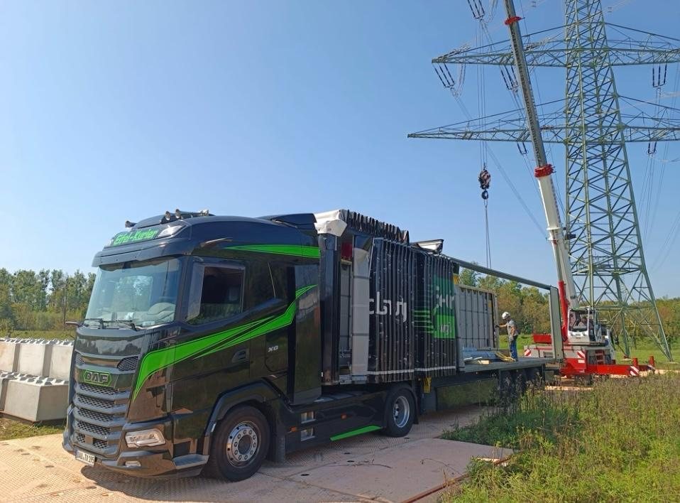 Eifel-Kurier Lastwagen bei einer Kranverladung an einer Hochspannungstrasse