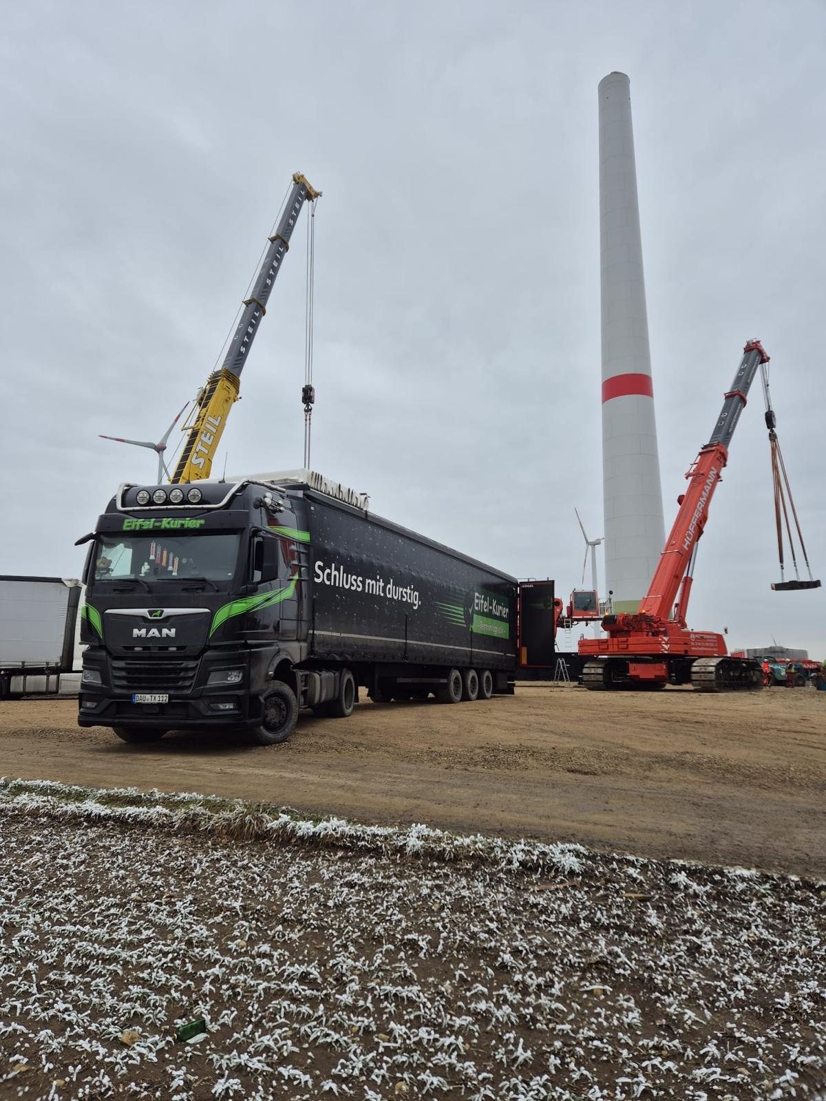 Eifel-Kurier Sattelzug auf einer Windkraft-Baustelle neben Kränen