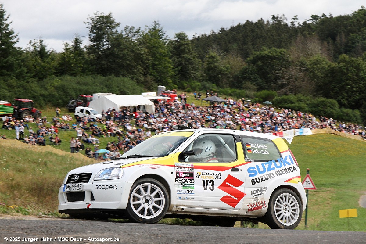 Motorsport-Veranstaltung mit Zuschauern an der Strecke
