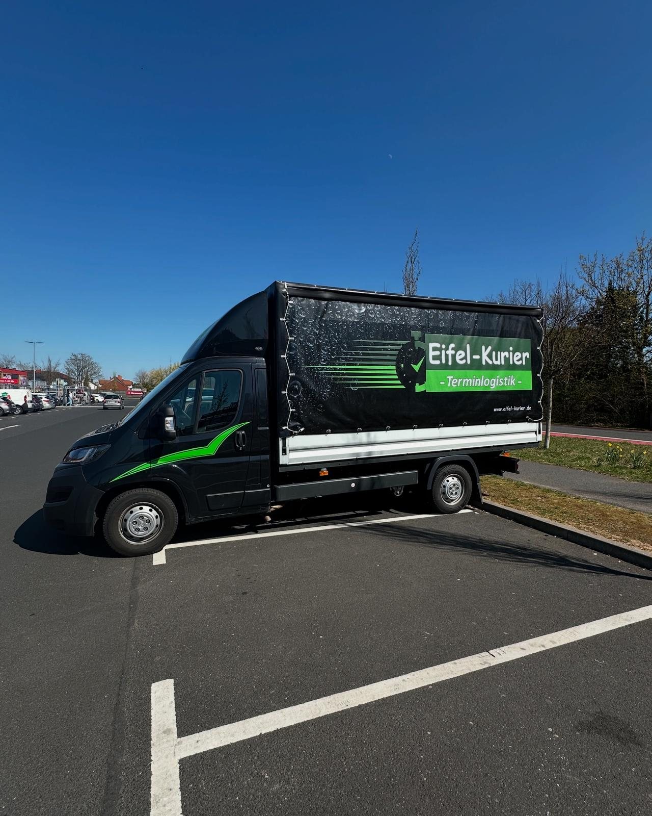 Eifel-Kurier Transporter mit Planenaufbau für sperrige Sendungen